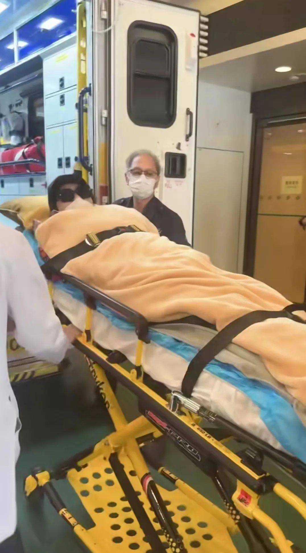 向太浴室摔倒致大腿骨断裂 救治画面曝光:包裹严实被抬进手术室