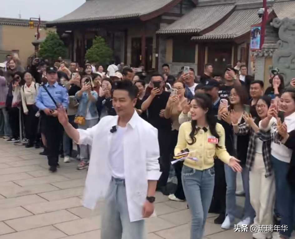 黄轩变身天水“轩”传委员!在天水做麻辣烫 安保护送画风如同“押送”