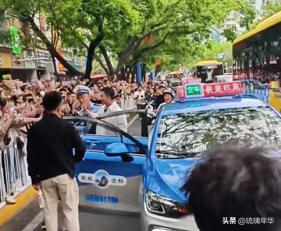 黄轩变身天水“轩”传委员!在天水做麻辣烫 安保护送画风如同“押送”