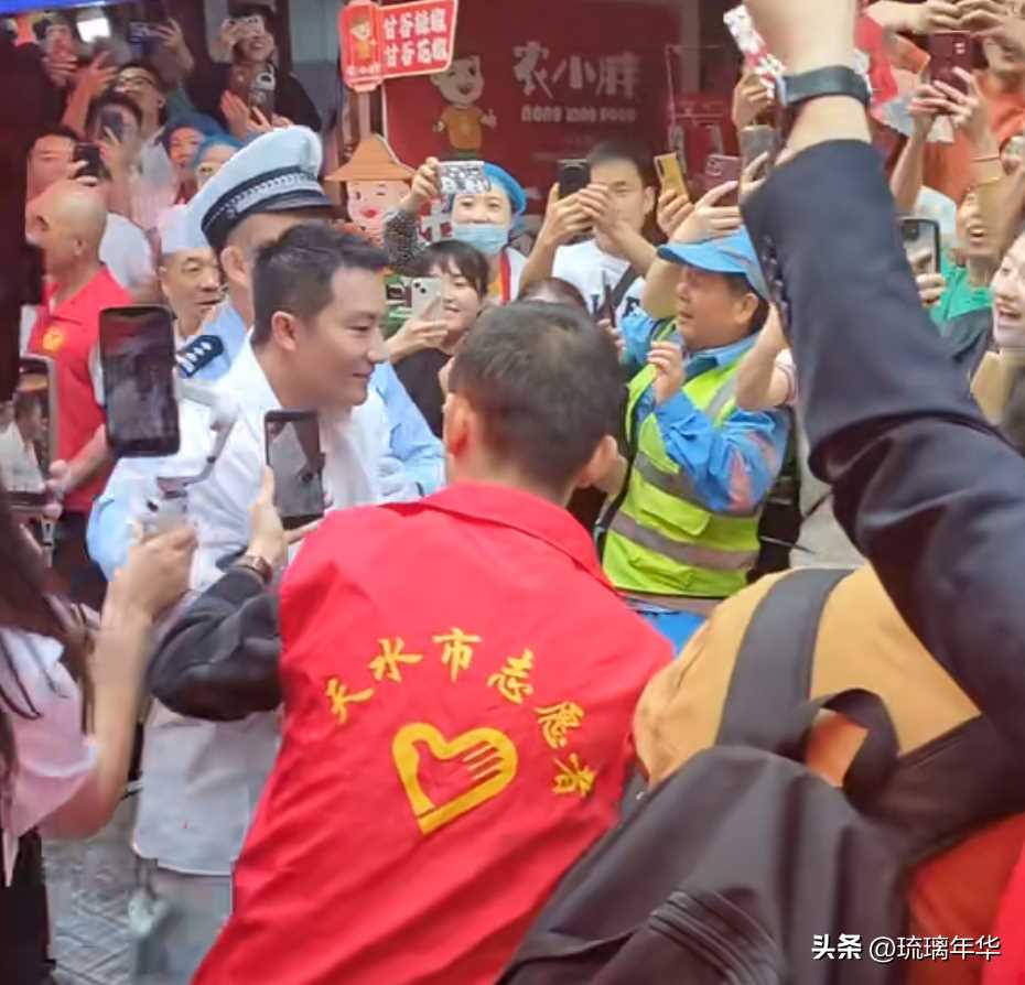 黄轩变身天水“轩”传委员!在天水做麻辣烫 安保护送画风如同“押送”