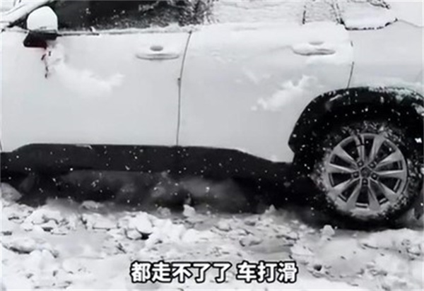 内蒙古突降大雪送娃半路接停课通知 道路打滑的处理方式