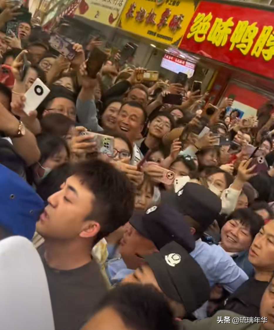 黄轩变身天水“轩”传委员!在天水做麻辣烫 安保护送画风如同“押送”
