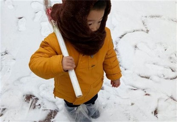 内蒙古突降大雪送娃半路接停课通知 道路打滑的处理方式