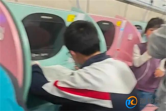 家长占用医院雾化机让孩子写作业 拒绝前往单间