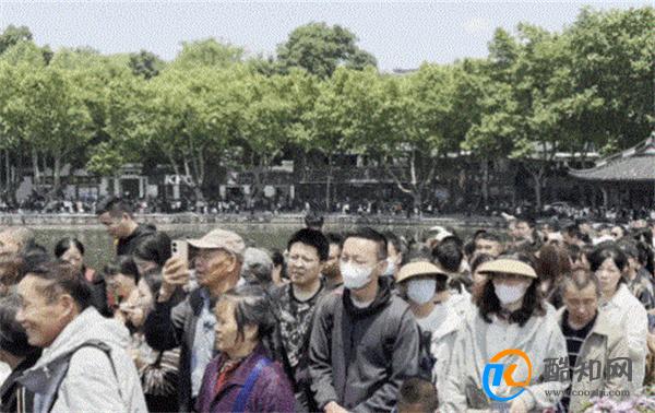 乐山大佛排队4小时才能看到佛脚 五一假期景区人多