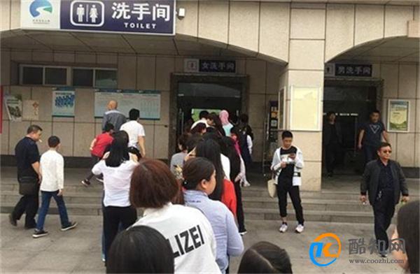 游客景区厕所里睡觉外面多人排队 维护景区秩序