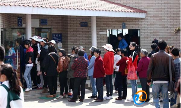 游客景区厕所里睡觉外面多人排队 维护景区秩序