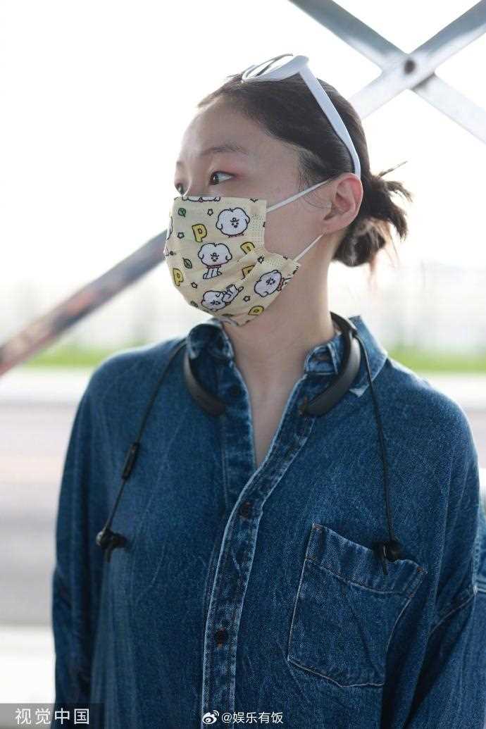 金靖官宣怀孕后首现身!穿牛仔套装松弛感拉满 真的是肉眼可见的幸福啊