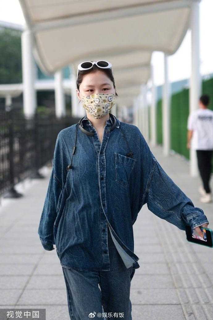 金靖官宣怀孕后首现身!穿牛仔套装松弛感拉满 真的是肉眼可见的幸福啊