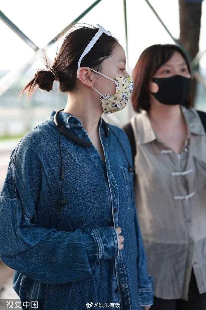 金靖官宣怀孕后首现身！穿牛仔套装松弛感拉满 真的是肉眼可见的幸福啊