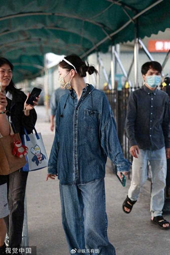 金靖官宣怀孕后首现身!穿牛仔套装松弛感拉满 真的是肉眼可见的幸福啊