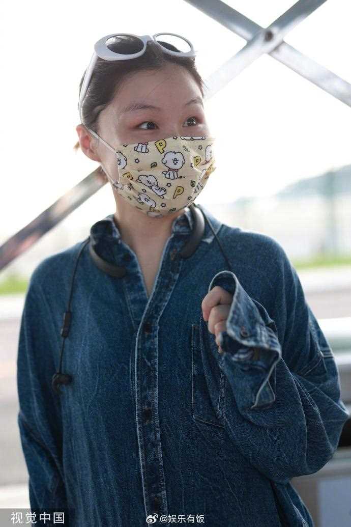 金靖官宣怀孕后首现身!穿牛仔套装松弛感拉满 真的是肉眼可见的幸福啊
