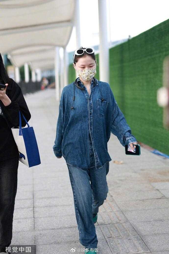 金靖官宣怀孕后首现身!穿牛仔套装松弛感拉满 真的是肉眼可见的幸福啊