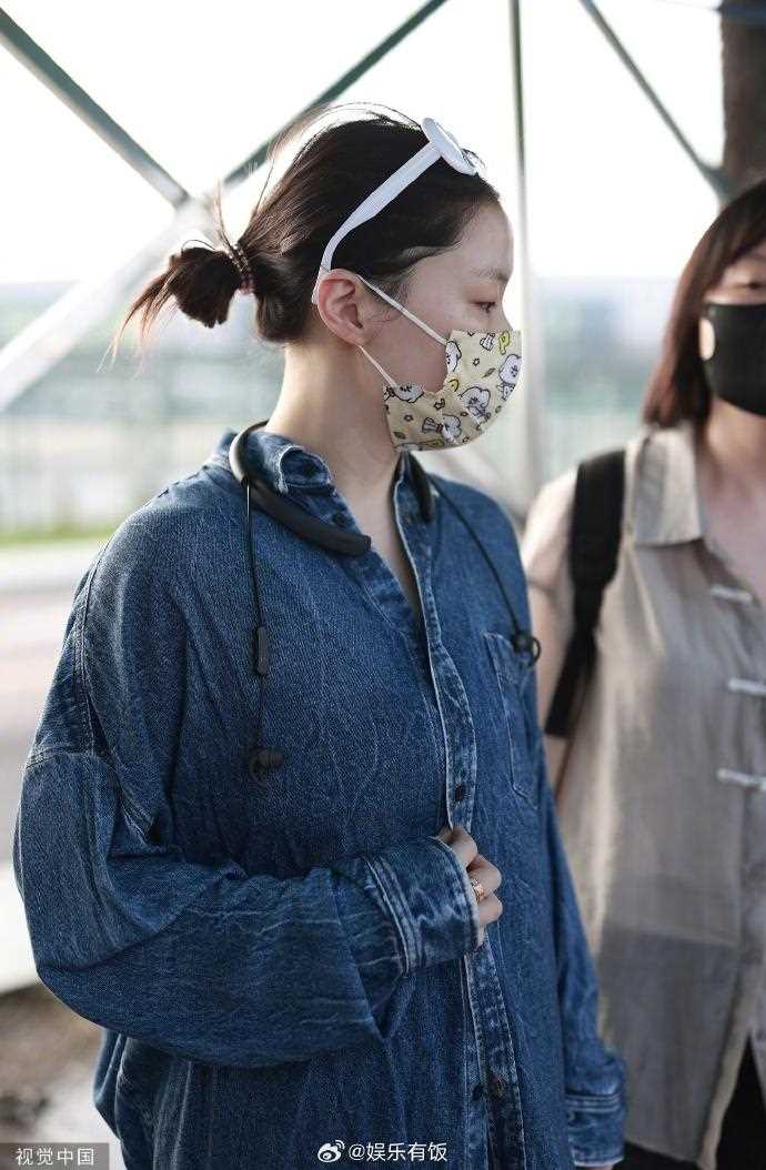 金靖官宣怀孕后首现身!穿牛仔套装松弛感拉满 真的是肉眼可见的幸福啊