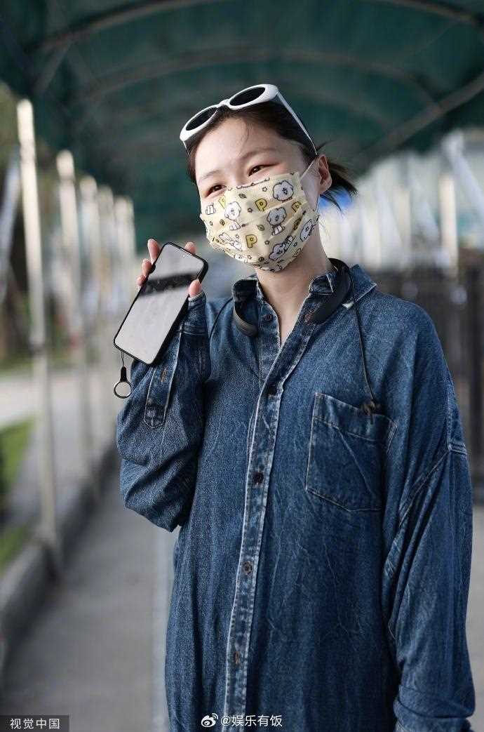 金靖官宣怀孕后首现身!穿牛仔套装松弛感拉满 真的是肉眼可见的幸福啊