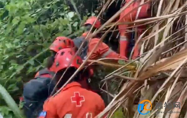 一女子从山崖跌落 救援人员登山半小时后获救