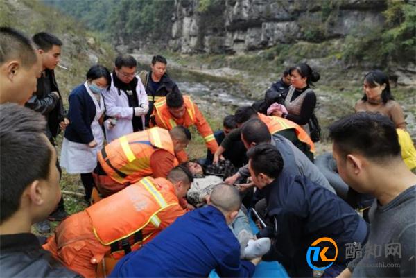 一女子从山崖跌落 救援人员登山半小时后获救