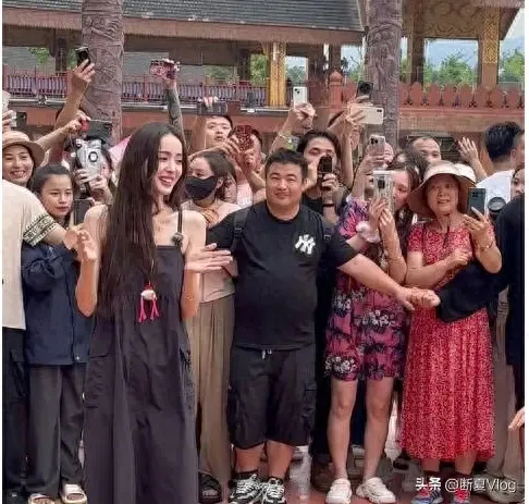 娜扎在前面跳，保镖在后面笑 漂亮姐姐谁看谁不迷糊啊！