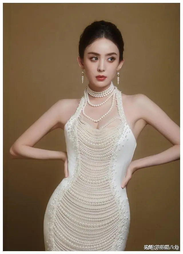 娜扎在前面跳，保镖在后面笑 漂亮姐姐谁看谁不迷糊啊！