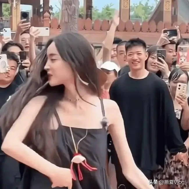 娜扎在前面跳，保镖在后面笑 漂亮姐姐谁看谁不迷糊啊！