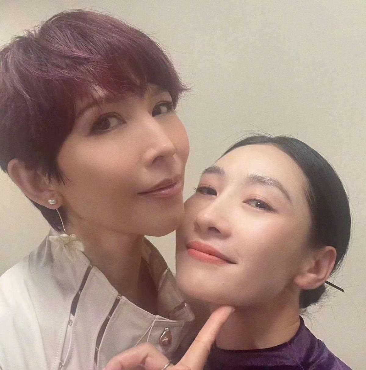甄粉狂喜!蓝盈莹晒《甄嬛传》大合影 蔡少芬陶昕然张晓龙同框
