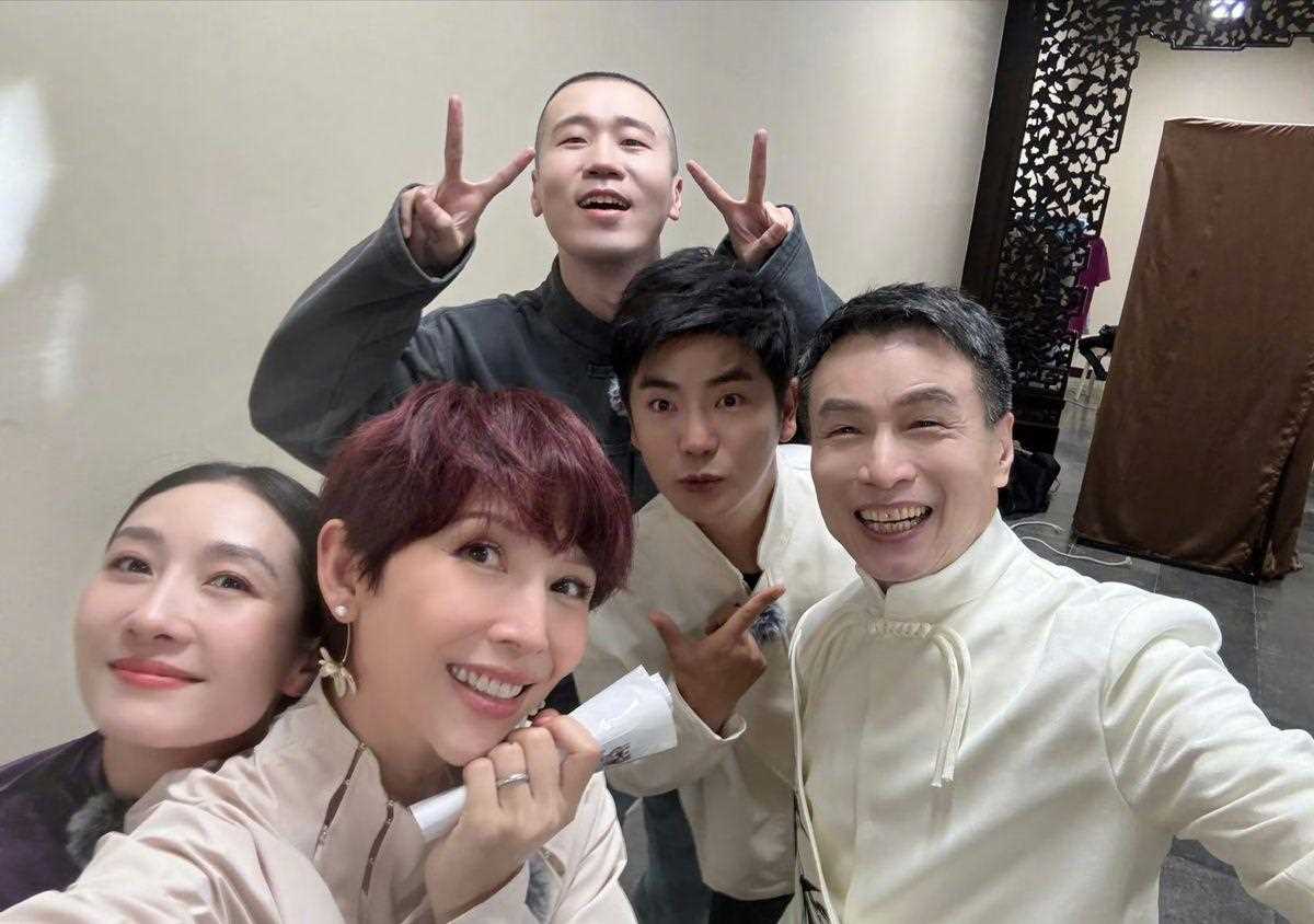 甄粉狂喜!蓝盈莹晒《甄嬛传》大合影 蔡少芬陶昕然张晓龙同框