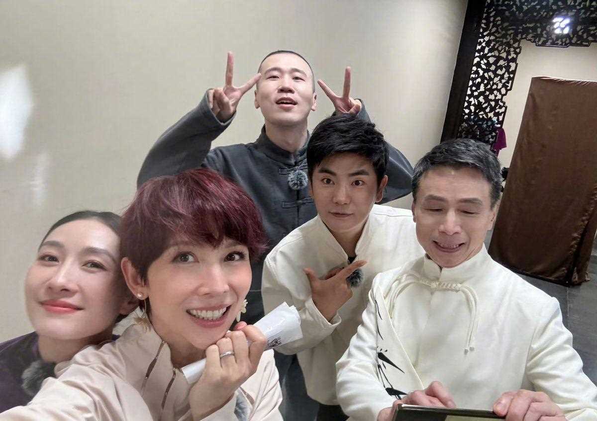 甄粉狂喜!蓝盈莹晒《甄嬛传》大合影 蔡少芬陶昕然张晓龙同框