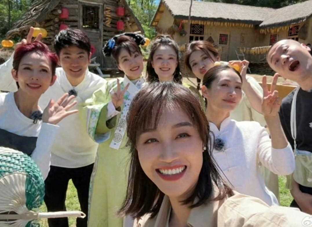 甄粉狂喜!蓝盈莹晒《甄嬛传》大合影 蔡少芬陶昕然张晓龙同框