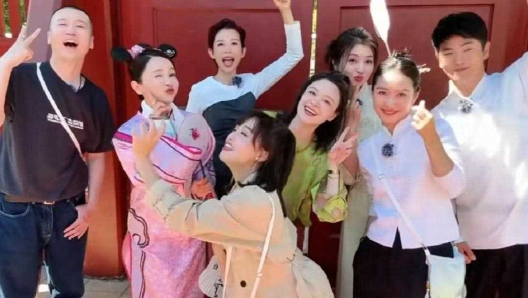 甄粉狂喜!蓝盈莹晒《甄嬛传》大合影 蔡少芬陶昕然张晓龙同框