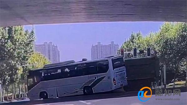 江苏一学校大巴车与渣土车相撞致8伤 江苏南通发布通报