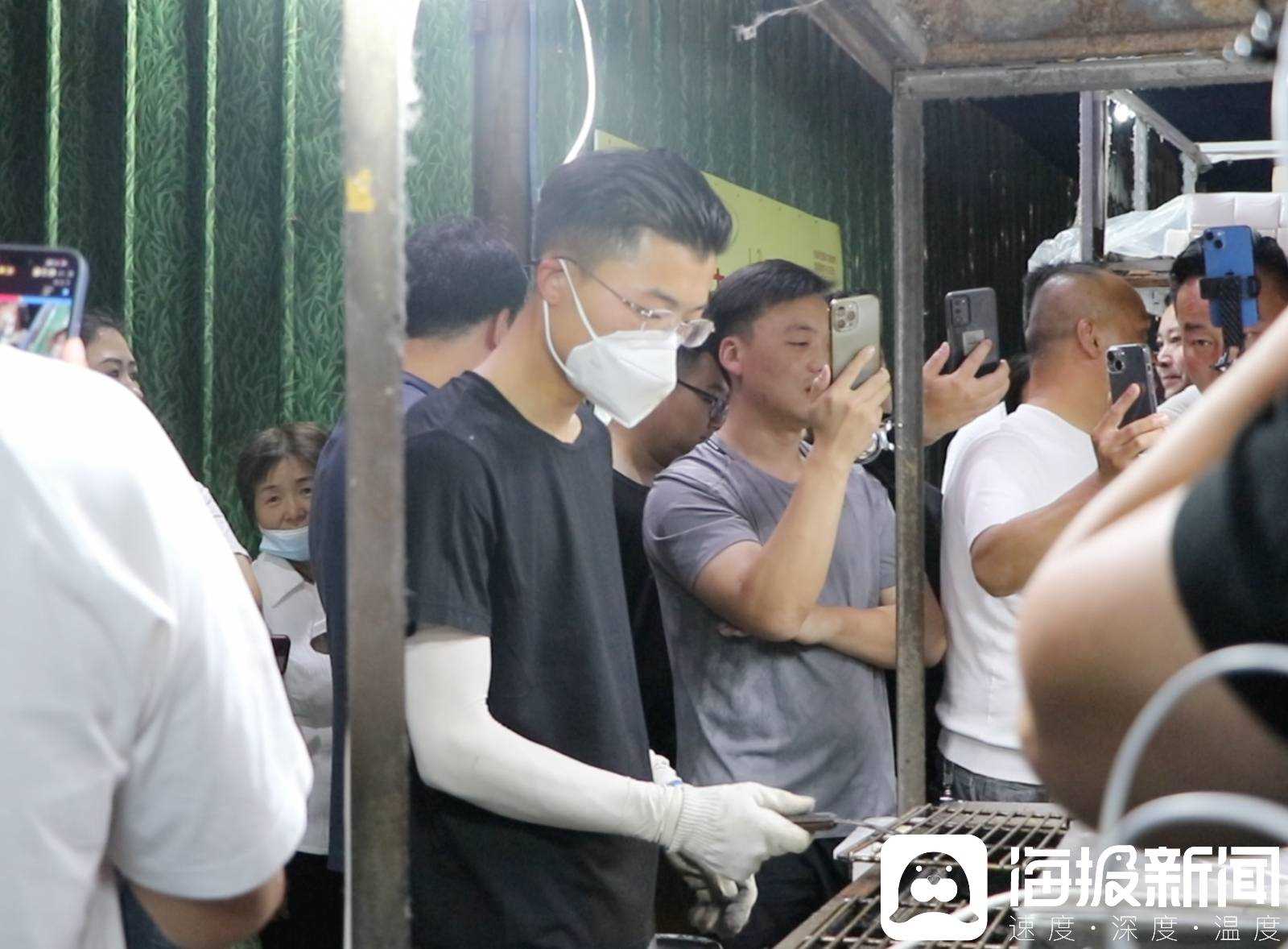 对话郭有才:5个月创造泼天流量 最感谢和自己摆摊的妻子