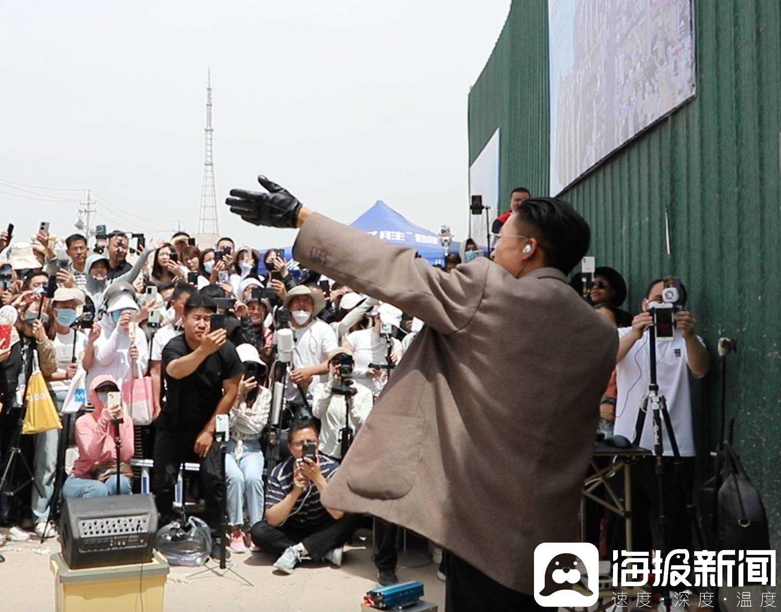 对话郭有才:5个月创造泼天流量 最感谢和自己摆摊的妻子