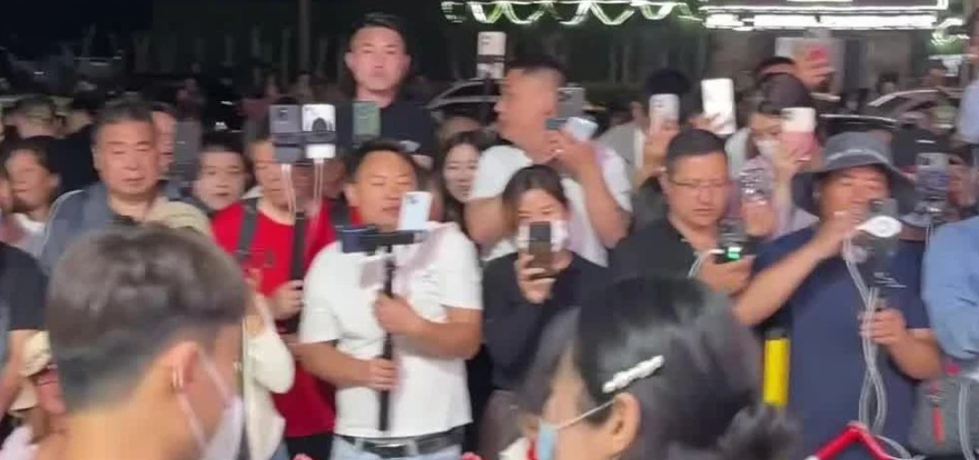 郭有才摊位前直播手机排成墙 爆火后享“顶流”待遇