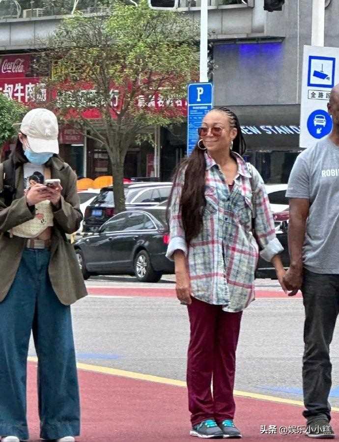 网友在长沙街头偶遇Moore 评论区热建“给她多上点鲜香麻辣的菜”