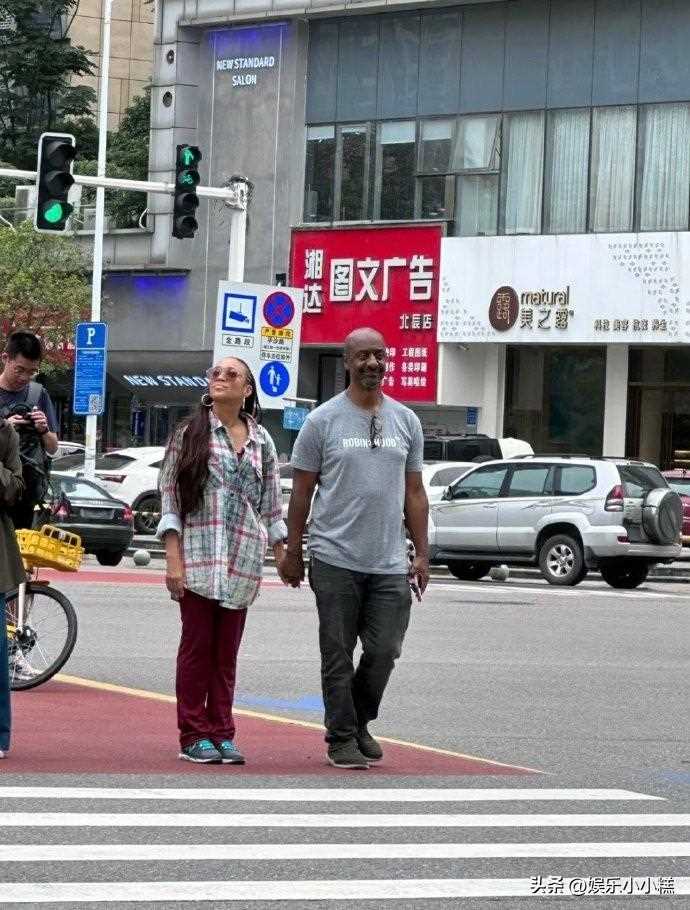 网友在长沙街头偶遇Moore 评论区热建“给她多上点鲜香麻辣的菜”