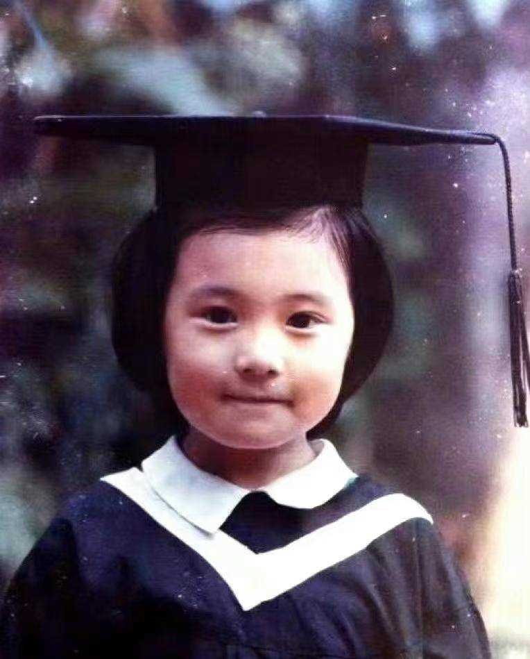 贾静雯晒幼儿园毕业照 完美诠释了从小美到大