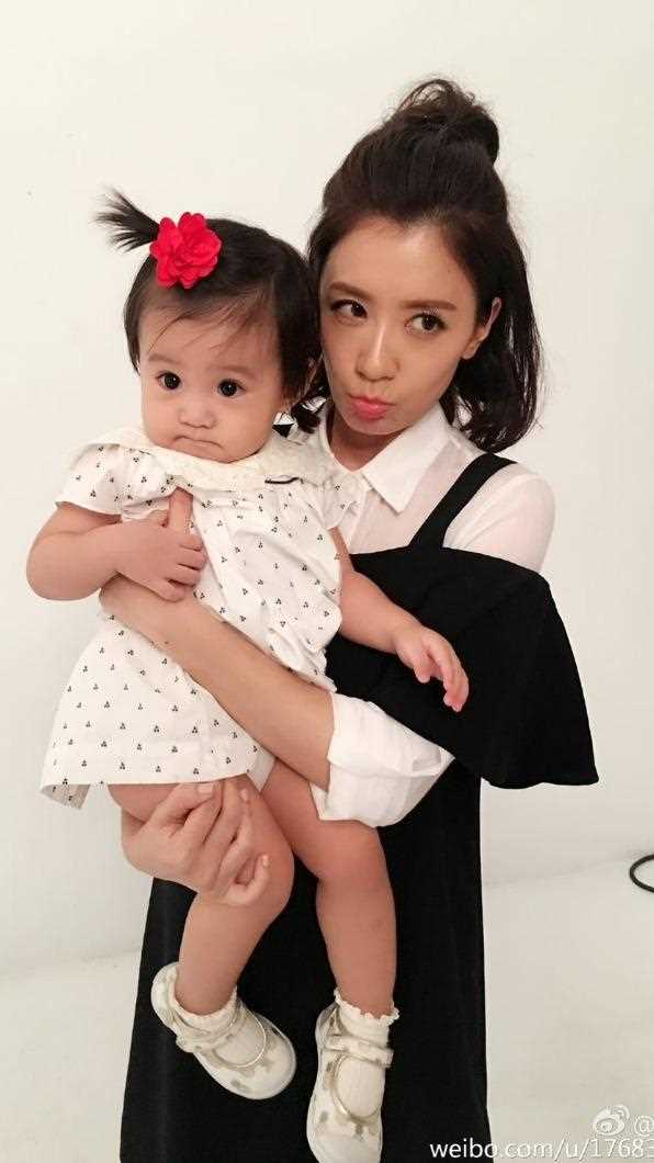 贾静雯晒幼儿园毕业照 完美诠释了从小美到大