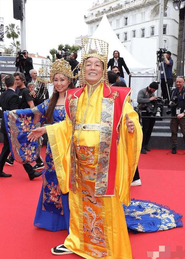 戛纳红毯网红COS玉皇大帝 丢人现眼还是花钱博出位?