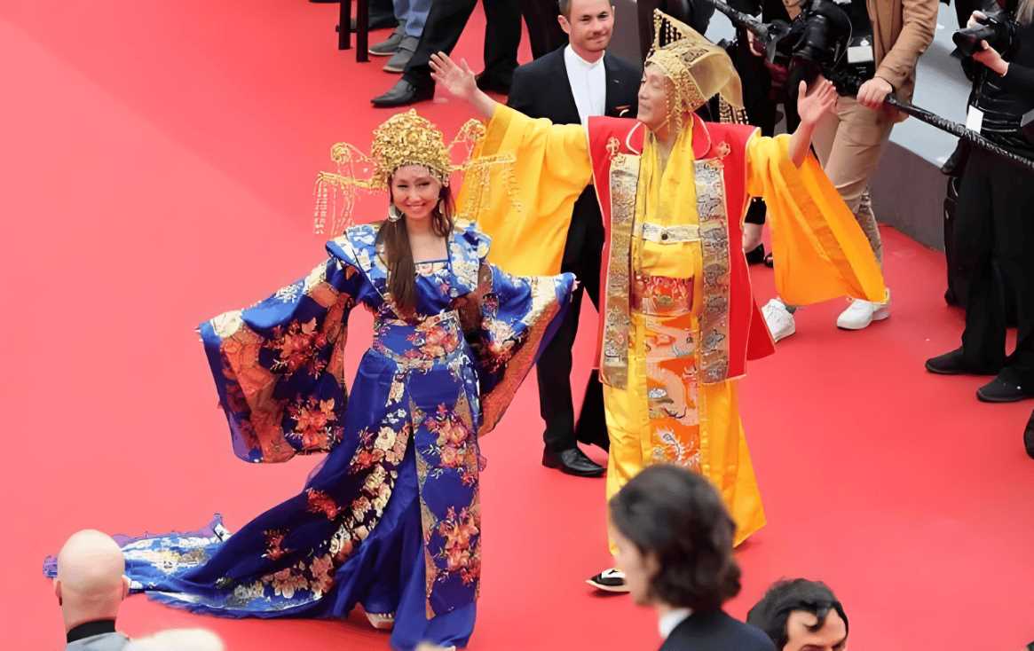 戛纳红毯网红COS玉皇大帝 丢人现眼还是花钱博出位?
