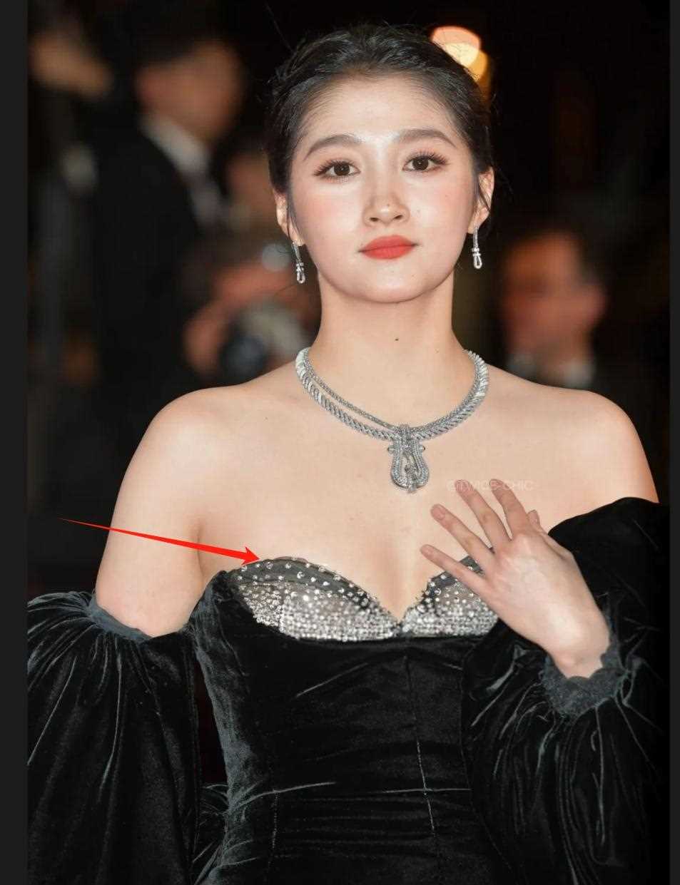 关晓彤亮相戛纳红毯 一袭黑天鹅高定艳压群芳