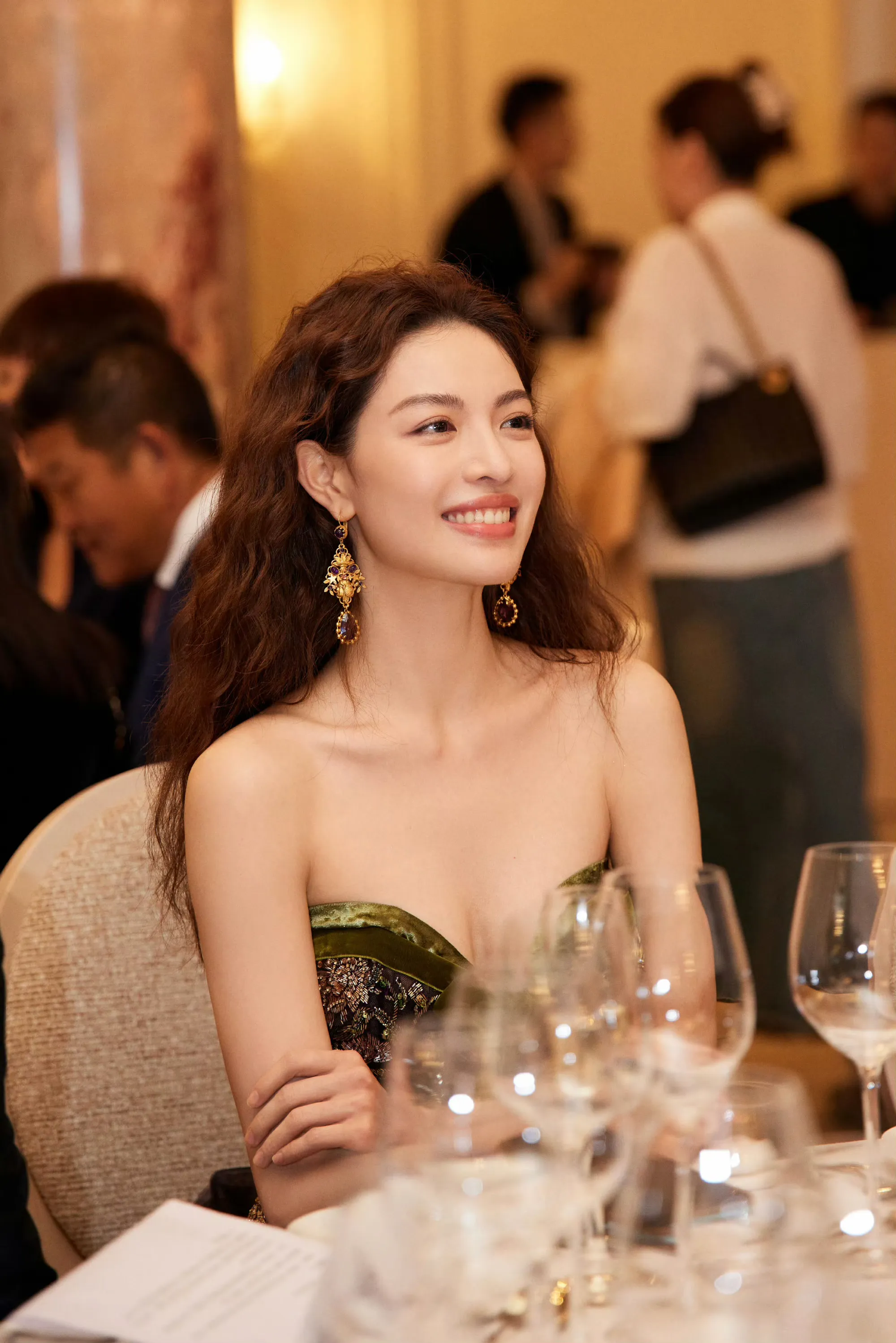 钟楚曦戛纳的妆是自己化的 化妆师技能点拉满!