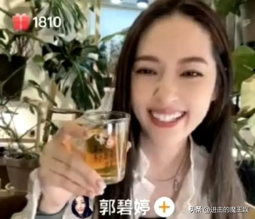 主打一个自信！郭碧婷直播关美颜 真实美貌惊艳网友