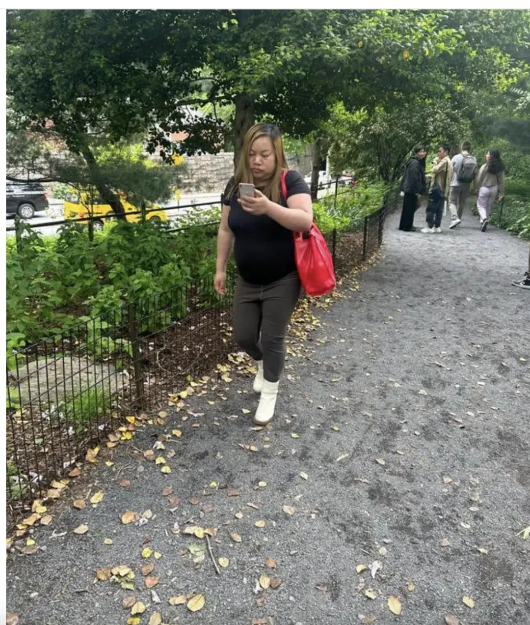 凤姐在国外被偶遇胖出双下巴 用的手机和靴子暴露经济能力