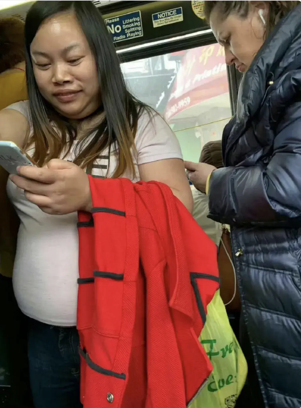凤姐在国外被偶遇胖出双下巴 用的手机和靴子暴露经济能力
