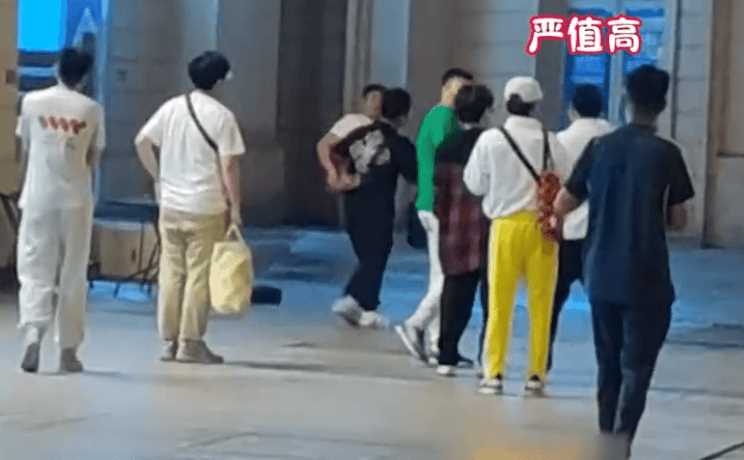 脱口秀演员演出结束后被人追打 口无遮拦给自己惹来了麻烦