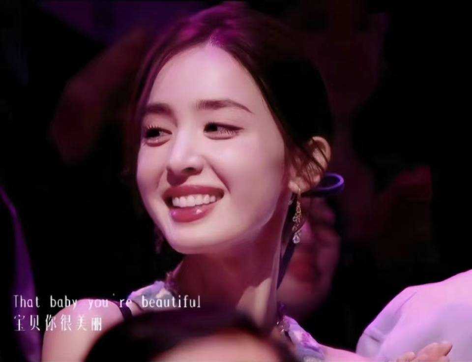 亚当唱到beautiful镜头切娜扎