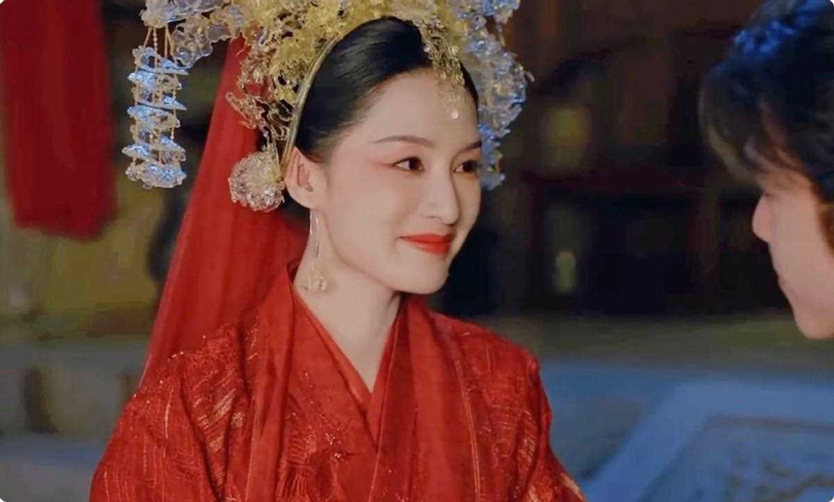 李小冉真正的风韵犹存!48岁美貌依旧惊艳 让人怦然心动