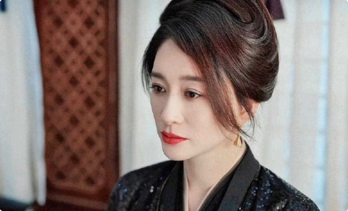 李小冉真正的风韵犹存!48岁美貌依旧惊艳 让人怦然心动