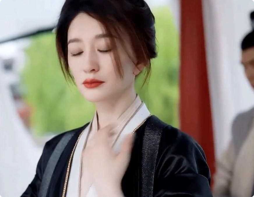 李小冉真正的风韵犹存!48岁美貌依旧惊艳 让人怦然心动