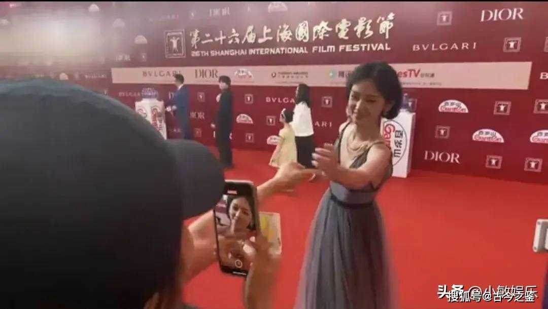 周也被曝“黑脸”后拿了六公主的糖 这波公关绝了!